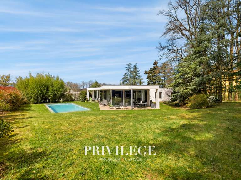 Maison Charbonnières-les-Bains - 5 chambres - 202m²