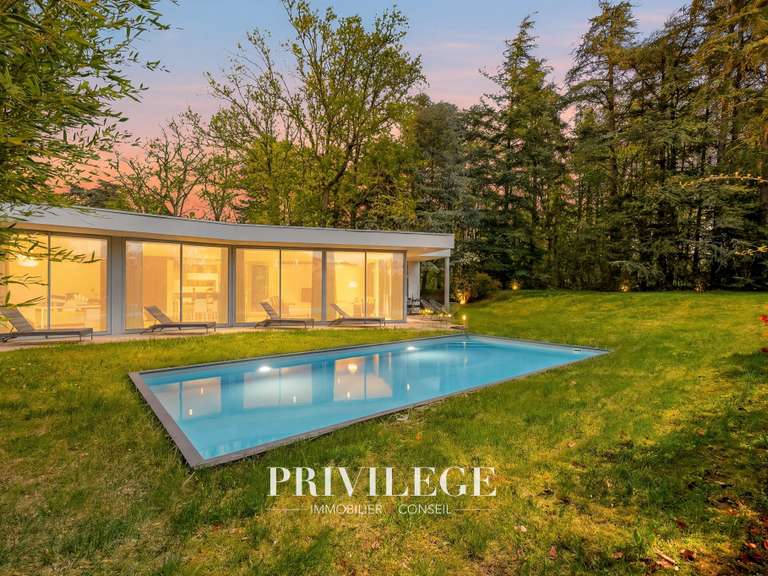 Maison Charbonnières-les-Bains - 5 chambres - 202m²