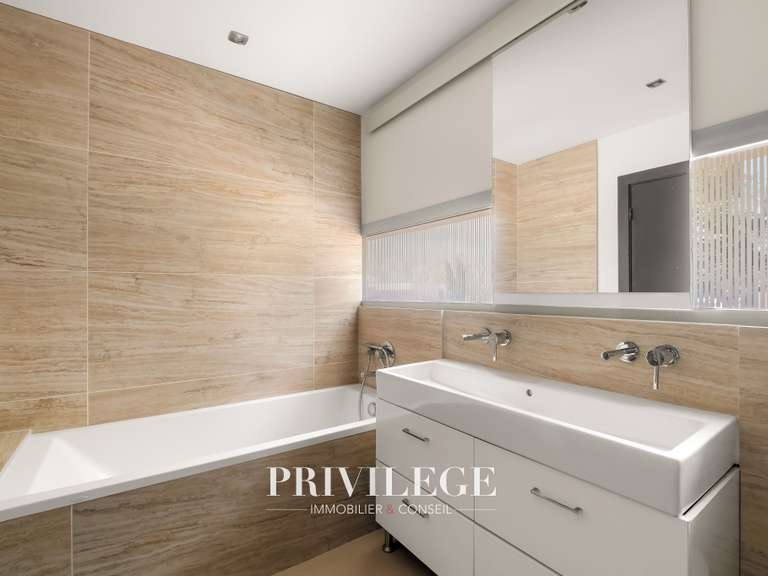 Maison Charbonnières-les-Bains - 5 chambres - 202m²