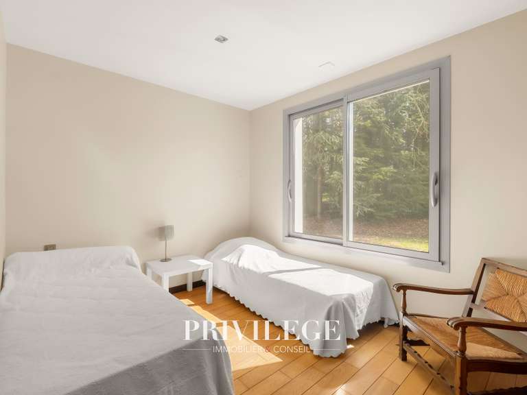 Maison Charbonnières-les-Bains - 5 chambres - 202m²