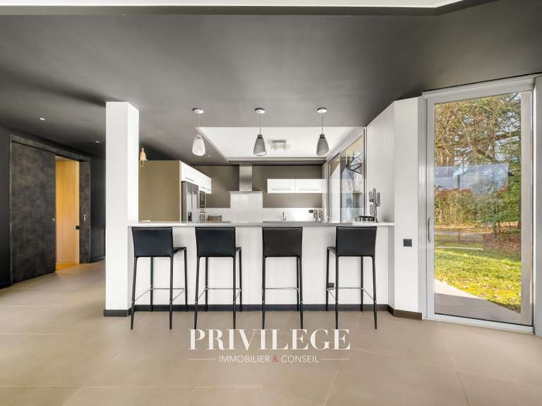 Maison Charbonnières-les-Bains - 5 chambres - 202m²