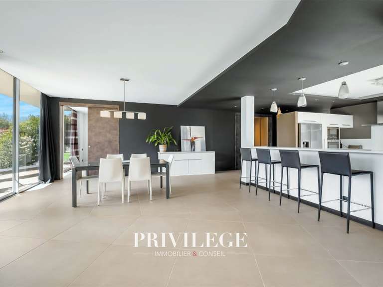 Maison Charbonnières-les-Bains - 5 chambres - 202m²