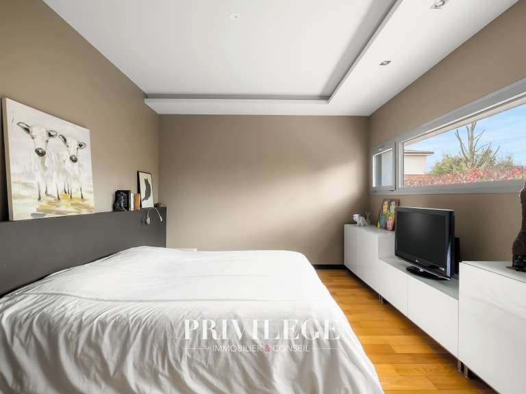 Maison Charbonnières-les-Bains - 5 chambres - 202m²