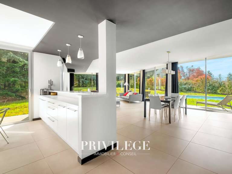 Maison Charbonnières-les-Bains - 5 chambres - 202m²