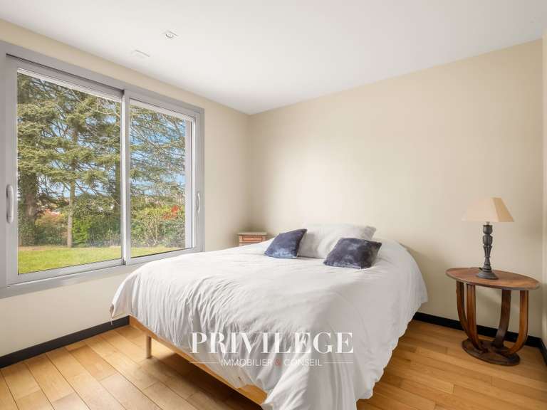 Maison Charbonnières-les-Bains - 5 chambres - 202m²