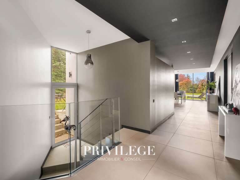 Maison Charbonnières-les-Bains - 5 chambres - 202m²