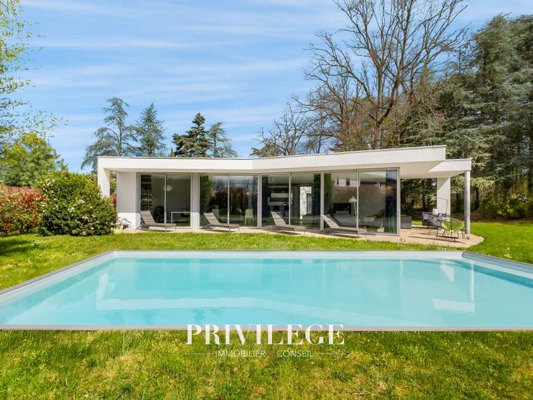 Maison Charbonnières-les-Bains - 5 chambres - 202m²