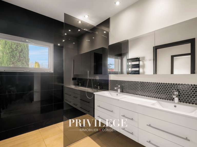 Maison Charbonnières-les-Bains - 5 chambres - 202m²