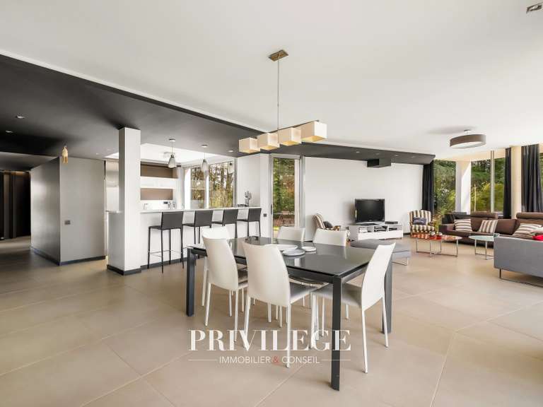 Maison Charbonnières-les-Bains - 5 chambres - 202m²