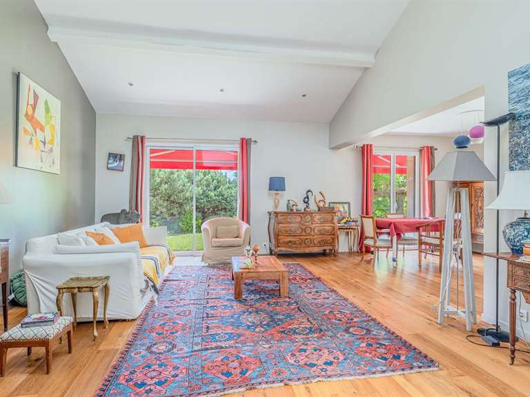 Maison Charbonnières-les-Bains - 5 chambres - 207m²