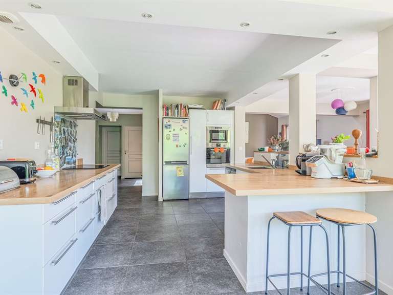 Maison Charbonnières-les-Bains - 5 chambres - 207m²