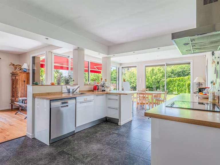 Maison Charbonnières-les-Bains - 5 chambres - 207m²