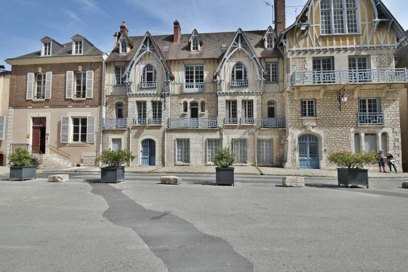 Sale Apartment Chartres 677 000€ 211m²