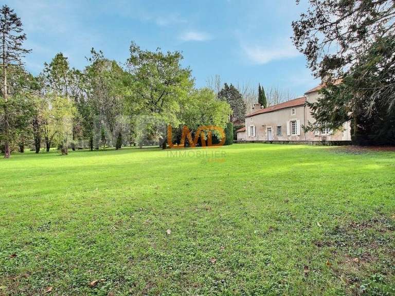 Maison Chasseneuil-du-Poitou - 4 chambres - 261m²