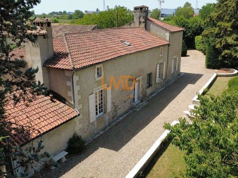 Maison Chasseneuil-du-Poitou - 4 chambres - 261m²