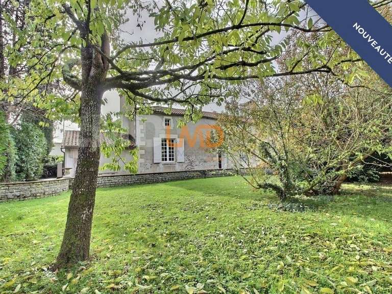 Maison Chasseneuil-du-Poitou - 4 chambres - 261m²