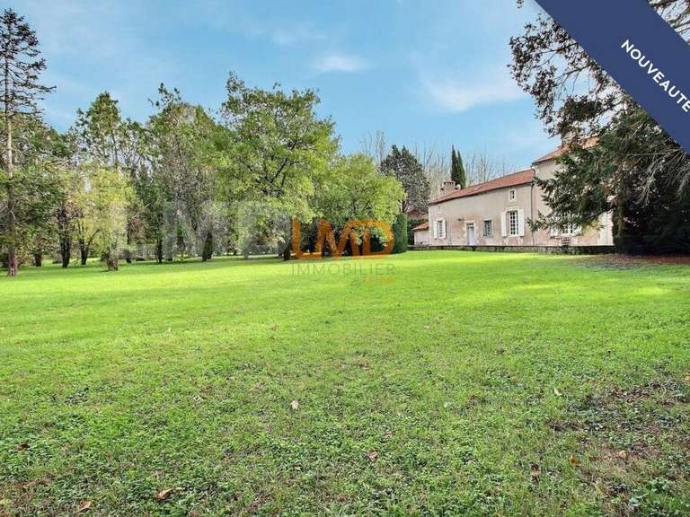 Maison Chasseneuil-du-Poitou - 4 chambres - 261m²