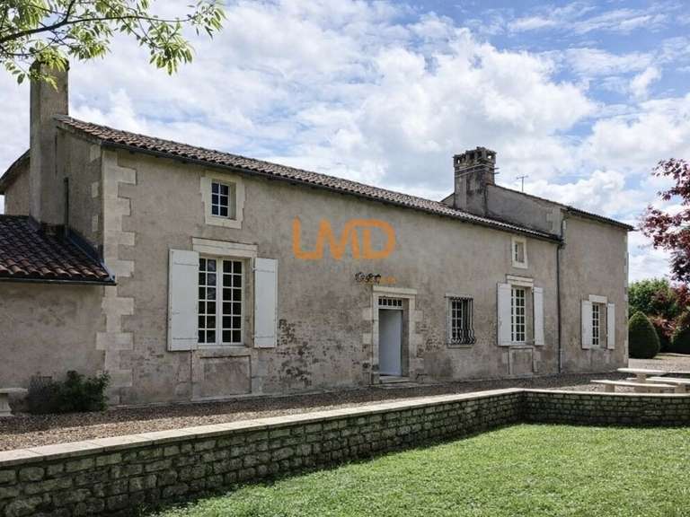 Maison Chasseneuil-du-Poitou - 4 chambres - 261m²