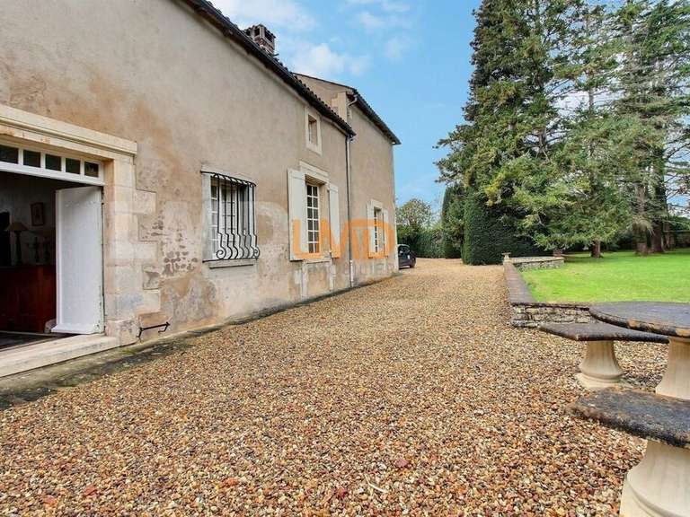Maison Chasseneuil-du-Poitou - 4 chambres - 261m²