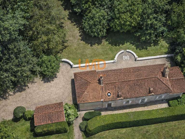 Maison Chasseneuil-du-Poitou - 4 chambres - 261m²