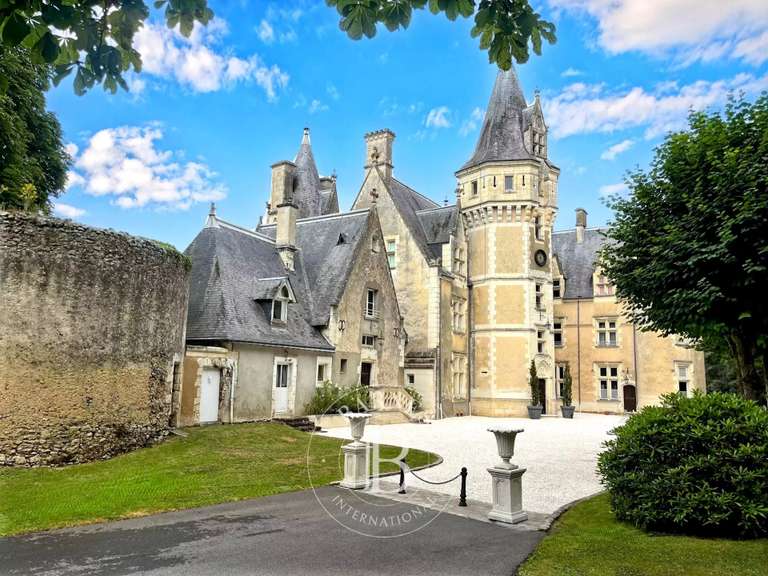 Castle Chateau-du-Loir - 15 bedrooms - 680m²