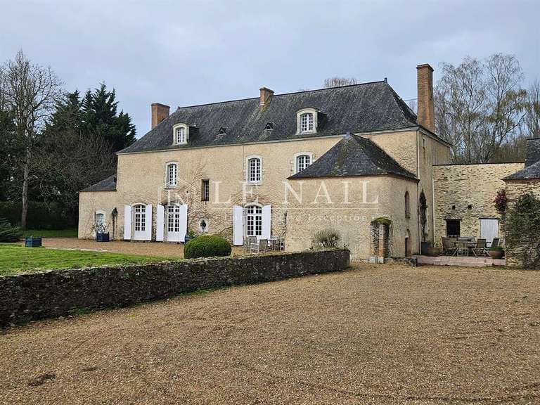 Propriété Château-Gontier - 9 chambres - 420m²