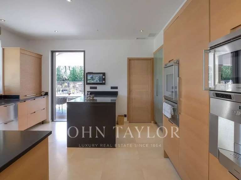 Maison Châteauneuf-Grasse - 9 chambres - 550m²