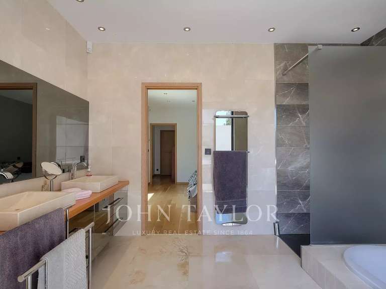 Maison Châteauneuf-Grasse - 9 chambres - 550m²