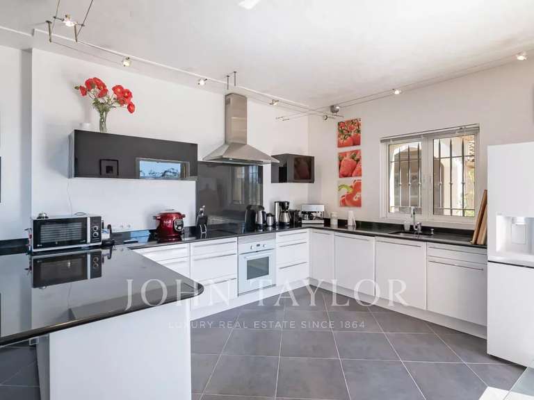 Maison Châteauneuf-Grasse - 5 chambres - 247m²