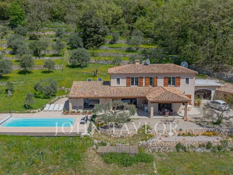 Maison Châteauneuf-Grasse - 5 chambres - 247m²