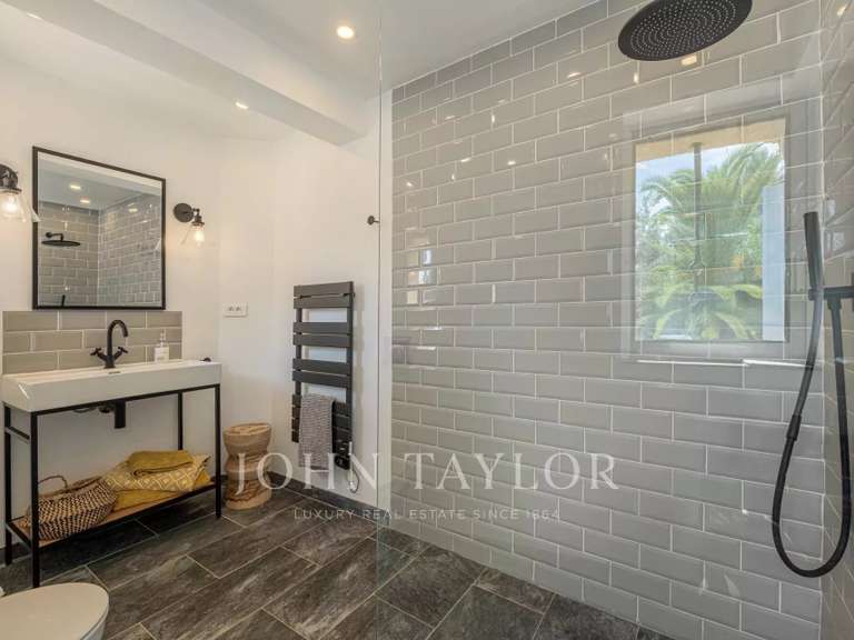 Maison Châteauneuf-Grasse - 5 chambres - 220m²