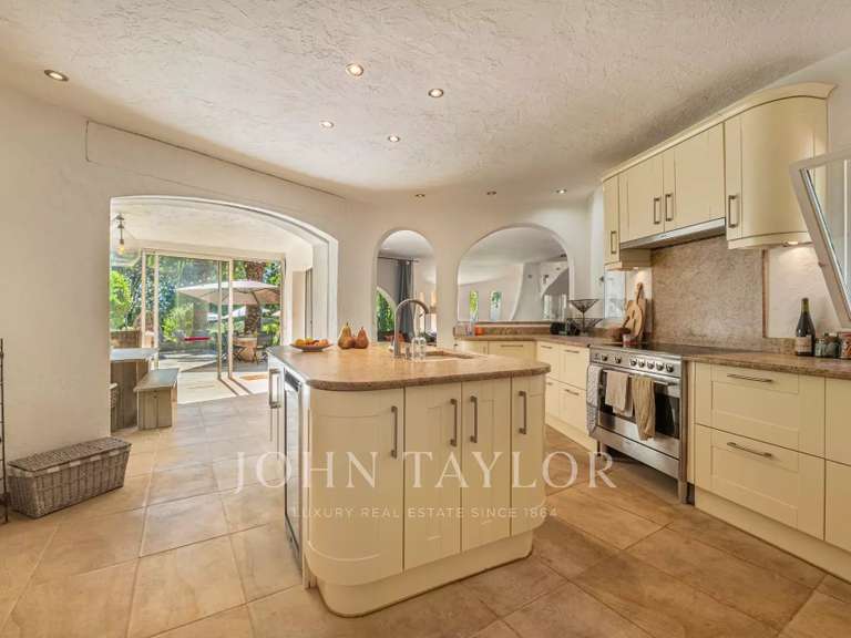 Maison Châteauneuf-Grasse - 5 chambres - 220m²