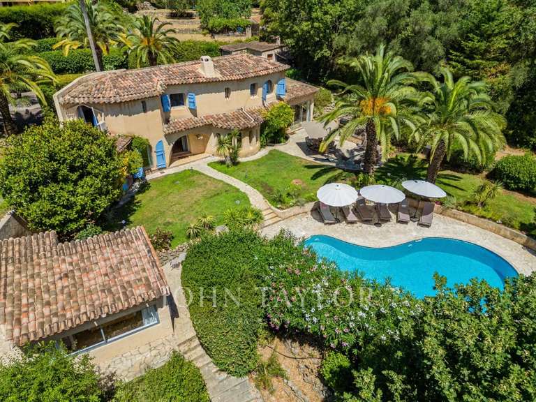 Maison Châteauneuf-Grasse - 5 chambres - 220m²