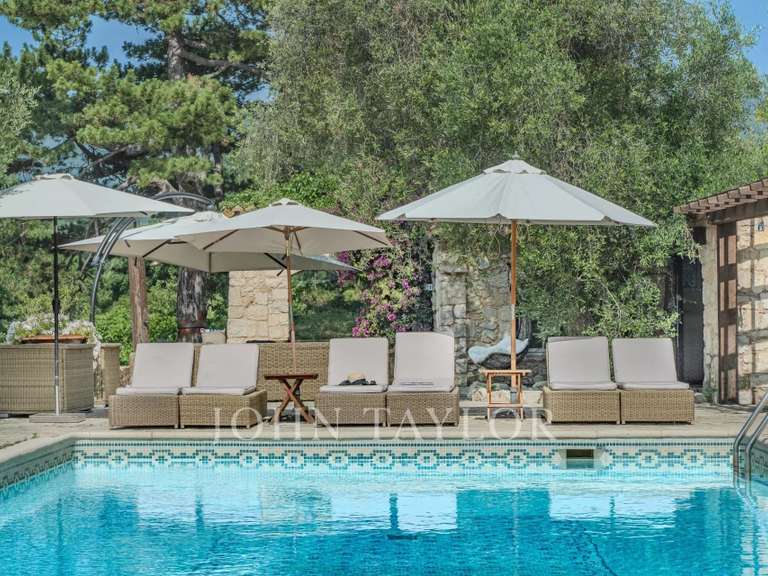 Maison Châteauneuf-Grasse - 6 chambres - 386m²