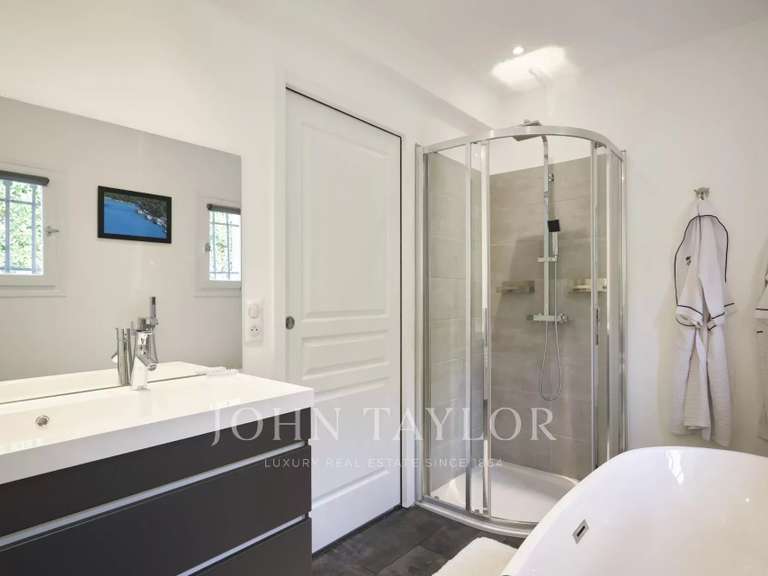 Maison Châteauneuf-Grasse - 6 chambres - 391m²