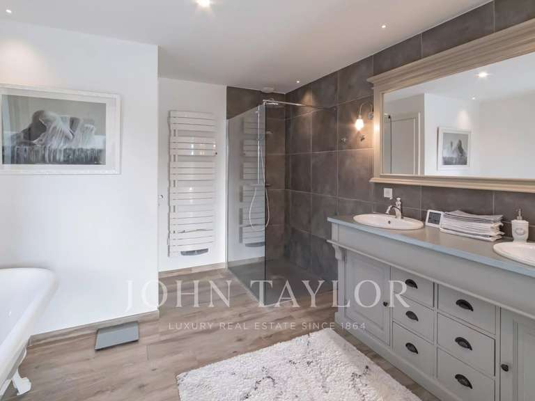 Maison Châteauneuf-Grasse - 4 chambres - 377m²