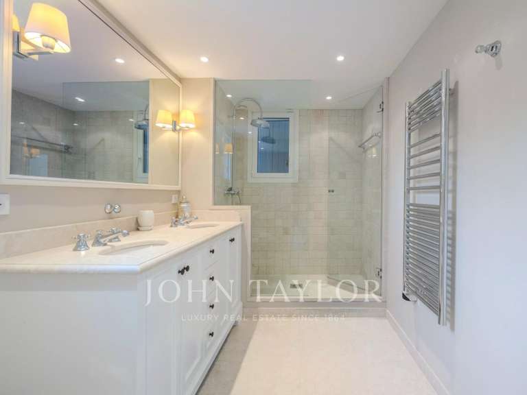 Maison Châteauneuf-Grasse - 5 chambres - 207m²