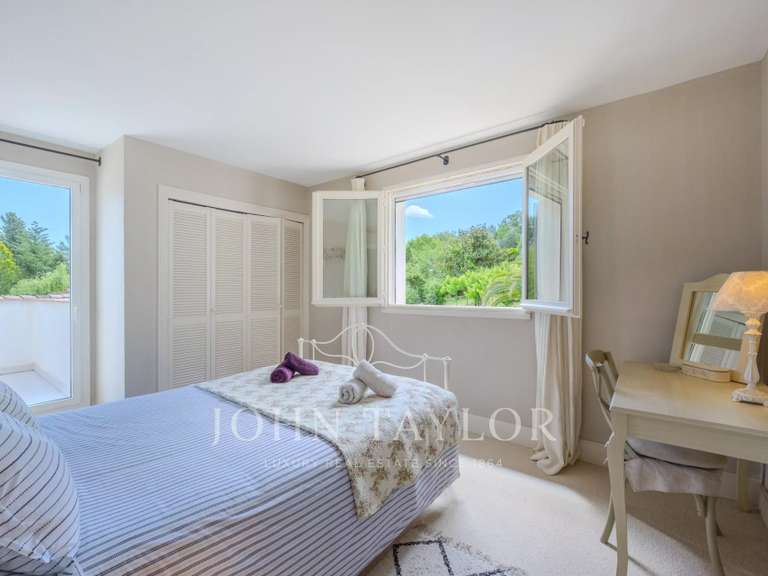 Maison Châteauneuf-Grasse - 5 chambres - 207m²