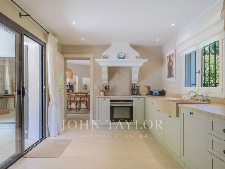 Maison Châteauneuf-Grasse - 5 chambres - 207m²