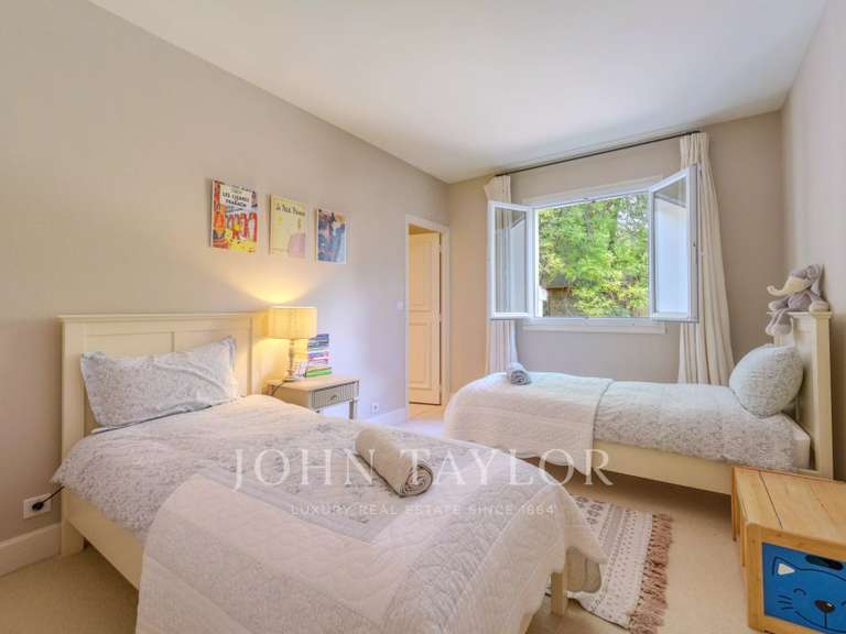 Maison Châteauneuf-Grasse - 5 chambres - 207m²