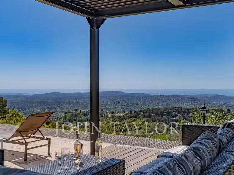 Maison Châteauneuf-Grasse - 5 chambres - 247m²