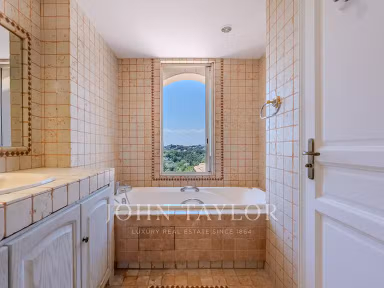 Maison Châteauneuf-Grasse - 5 chambres - 598m²