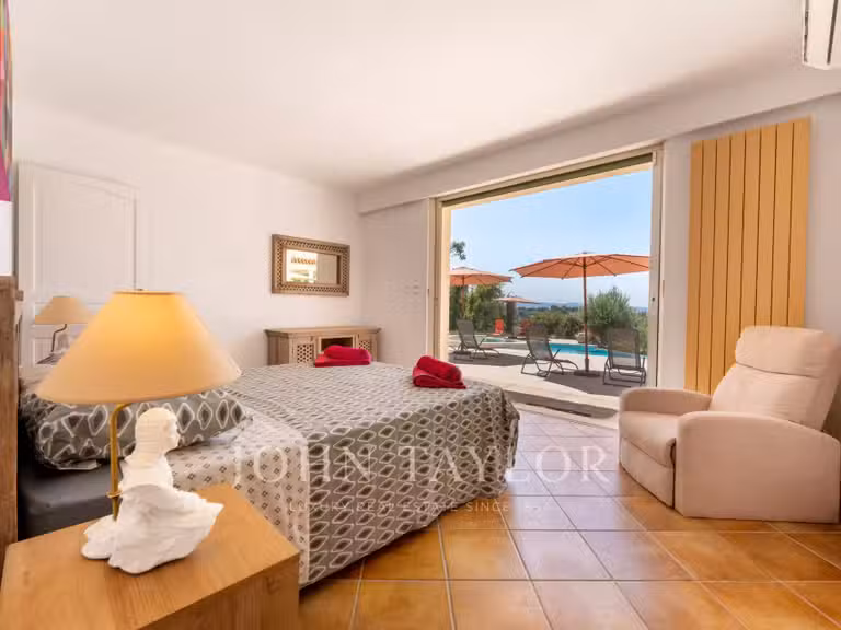 Maison Châteauneuf-Grasse - 5 chambres - 598m²