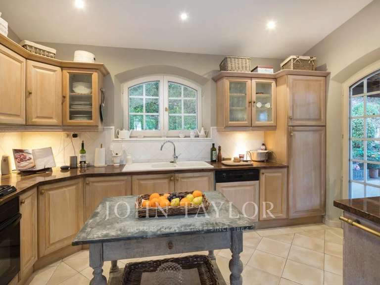 Propriété Châteauneuf-Grasse - 4 chambres - 174m²
