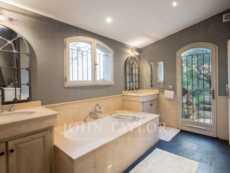 Propriété Châteauneuf-Grasse - 4 chambres - 174m²