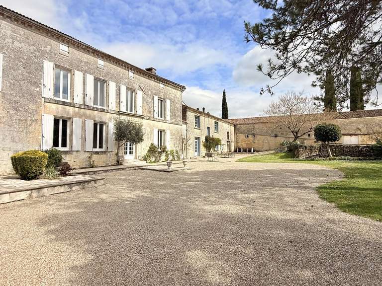 Maison Châteauneuf-sur-Charente - 8 chambres - 271m²