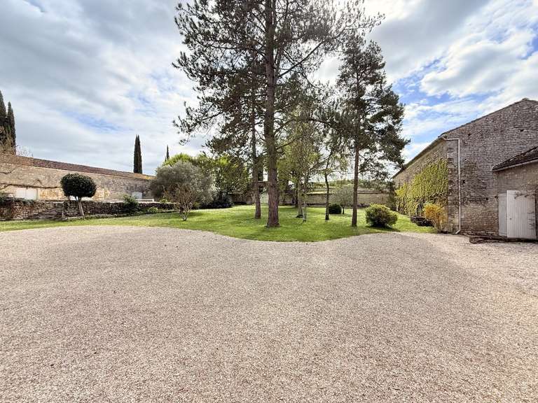 Maison Châteauneuf-sur-Charente - 8 chambres - 271m²