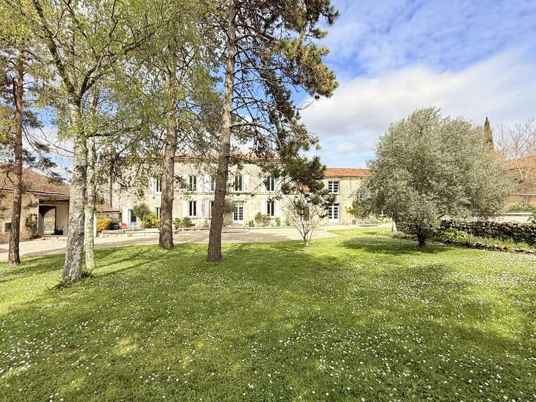 Maison Châteauneuf-sur-Charente - 8 chambres - 271m²