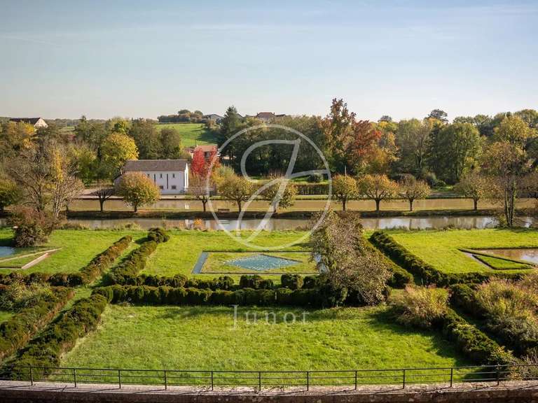 Castle Châtillon-en-Bazois - 22 bedrooms - 2163m²