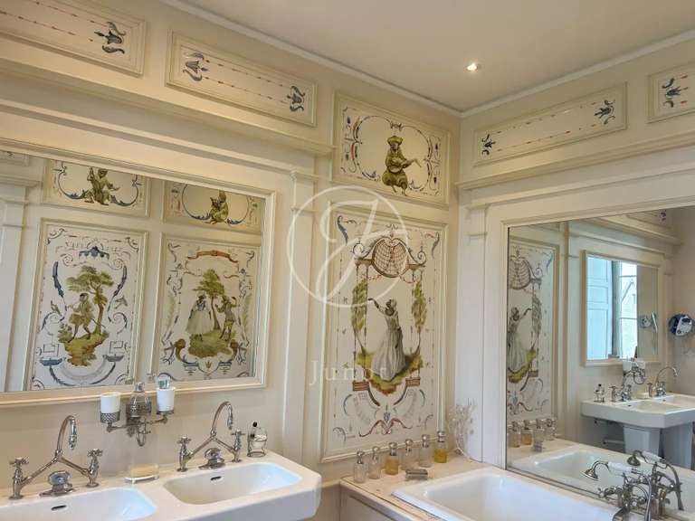 Castle Châtillon-en-Bazois - 22 bedrooms - 2163m²